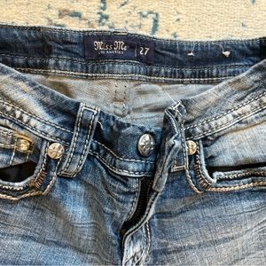 Women’s size 27 miss me, jeans boot, cut, mid rise.